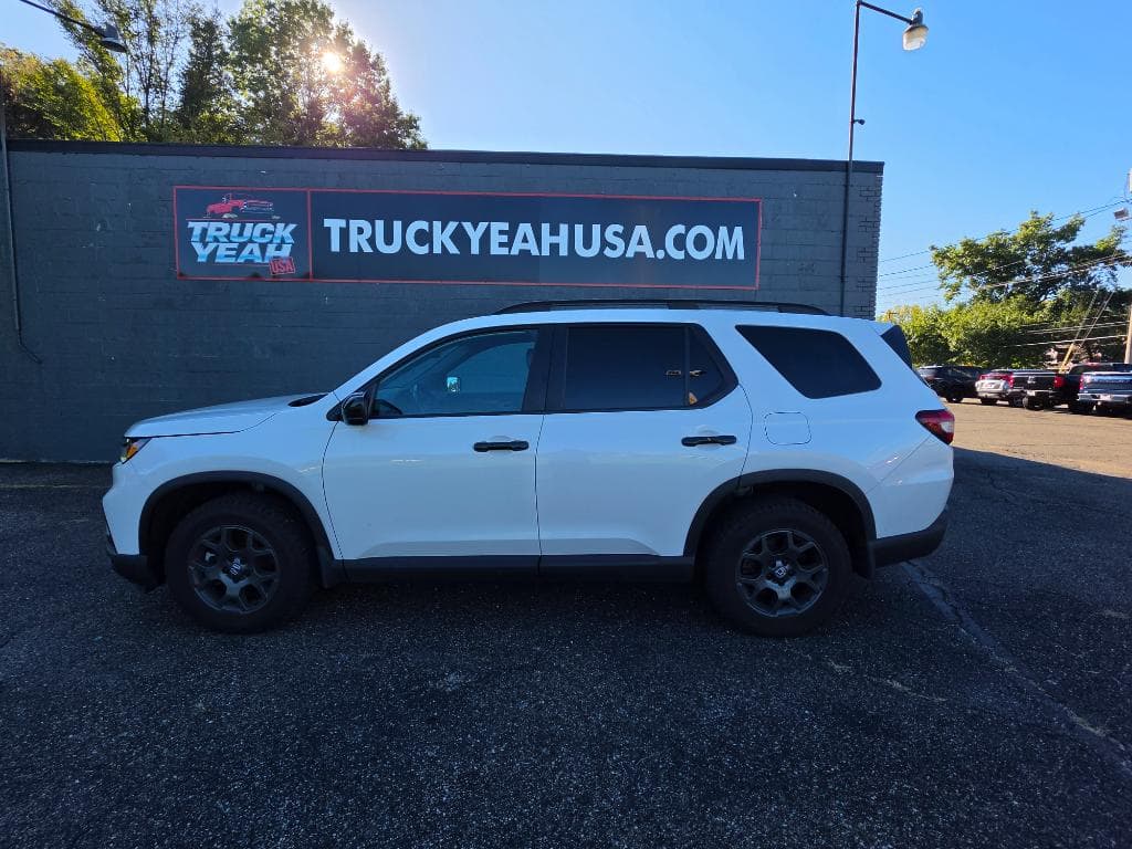 2024 Honda Pilot TrailSport - Image 2
